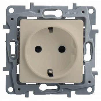 Картинка: розетка 2р+е нем.стд. со шторками (слоновая кость)  etika (рф) в Минске